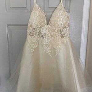 NWT gorgeous cream colored short dress size 4/6